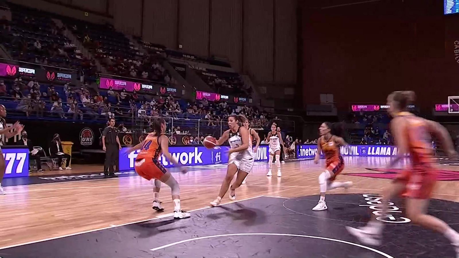 Baloncesto - Supercopa española femenina. 2ª Semifinal: Tenerife - Valencia Basket - ver ahora