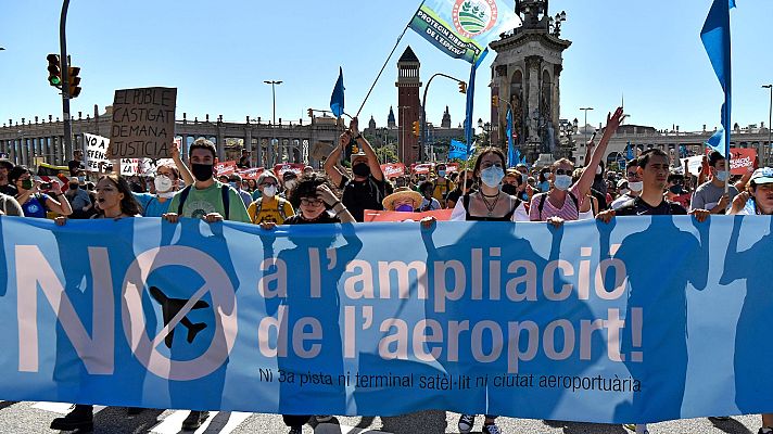 Informativo 24h - Miles de personas piden en Barcelona la paralización indefinida de la ampliación de El Prat