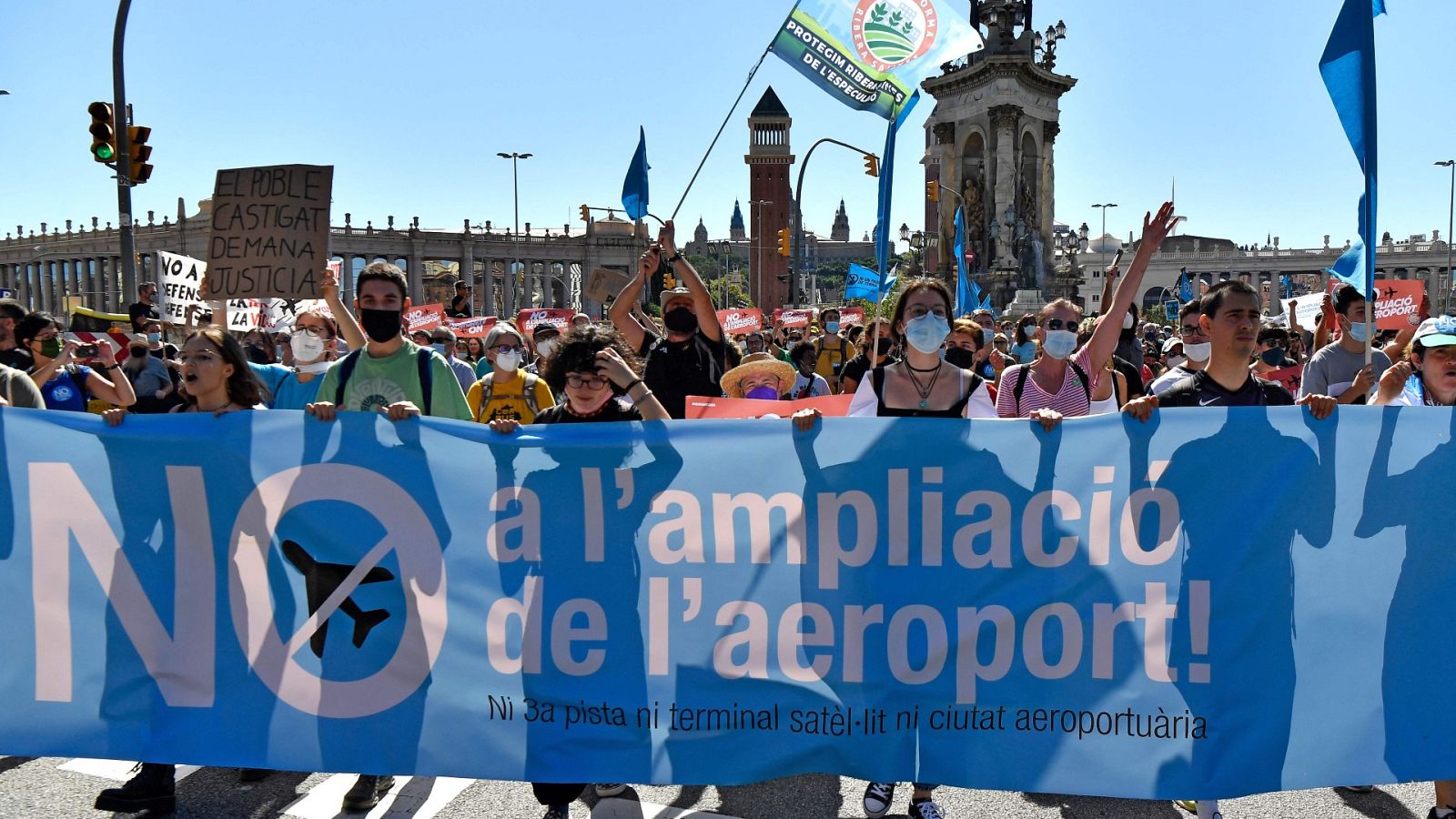 Miles de personas piden en Barcelona la paralización indefinida de la ampliación de El Prat - Informativo 24h | Ver