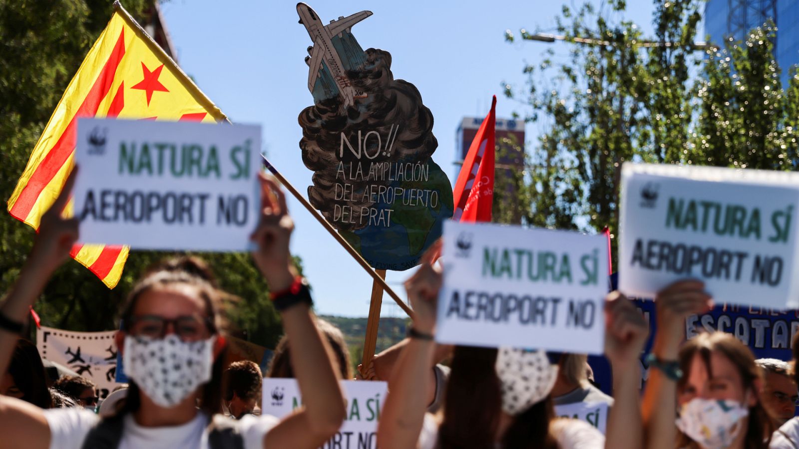 Miles de personas se manifiestan en Madrid, Barcelona y Palma contra la ampliación de los aeropuertos | Ver