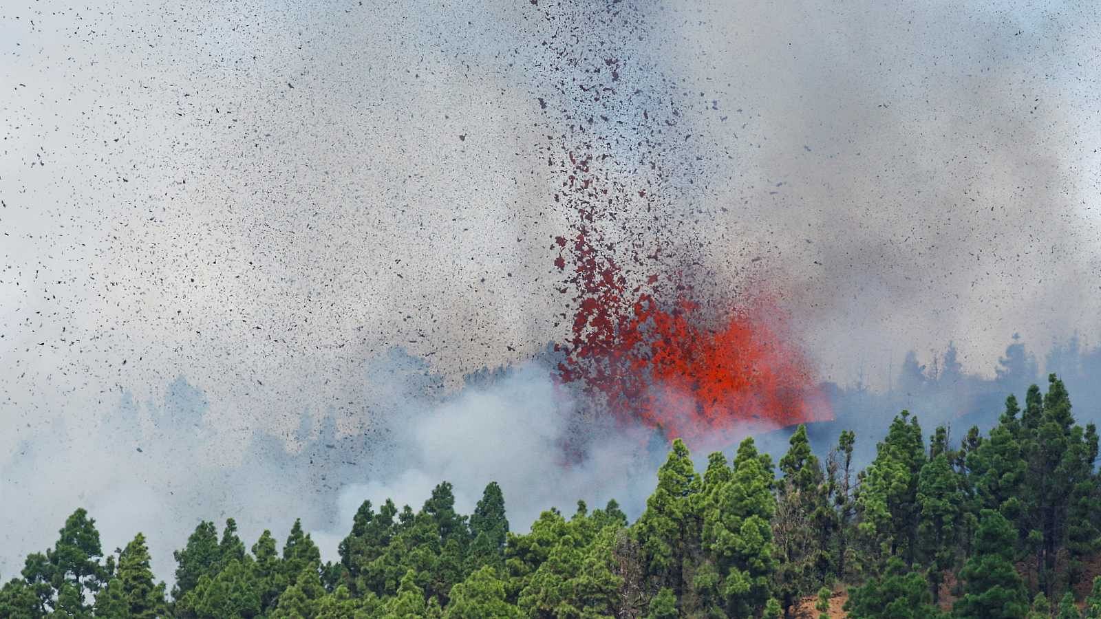 Mariano Hernández, presidente del Cabildo de la Palma: "Podría haber de 80 a 100 viviendas engullidas por la lava¿ - La hora de La 1 | Ver
