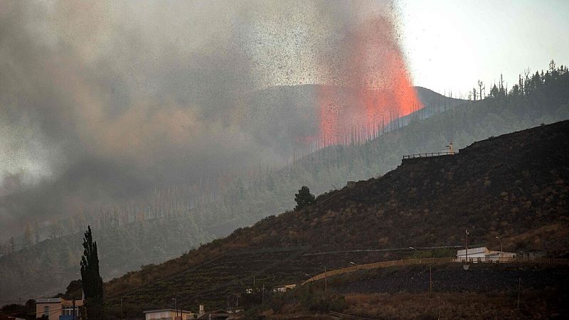 Así explica una experta cómo la lava se abre paso en el volcán de La Palma