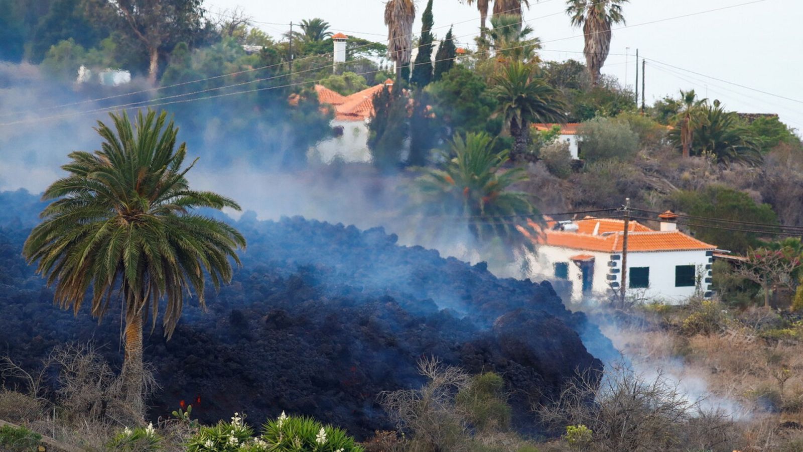 Al menos 5.000 desalojados y un centenar de viviendas perdidas por el volcán de La Palma - Ver ahora