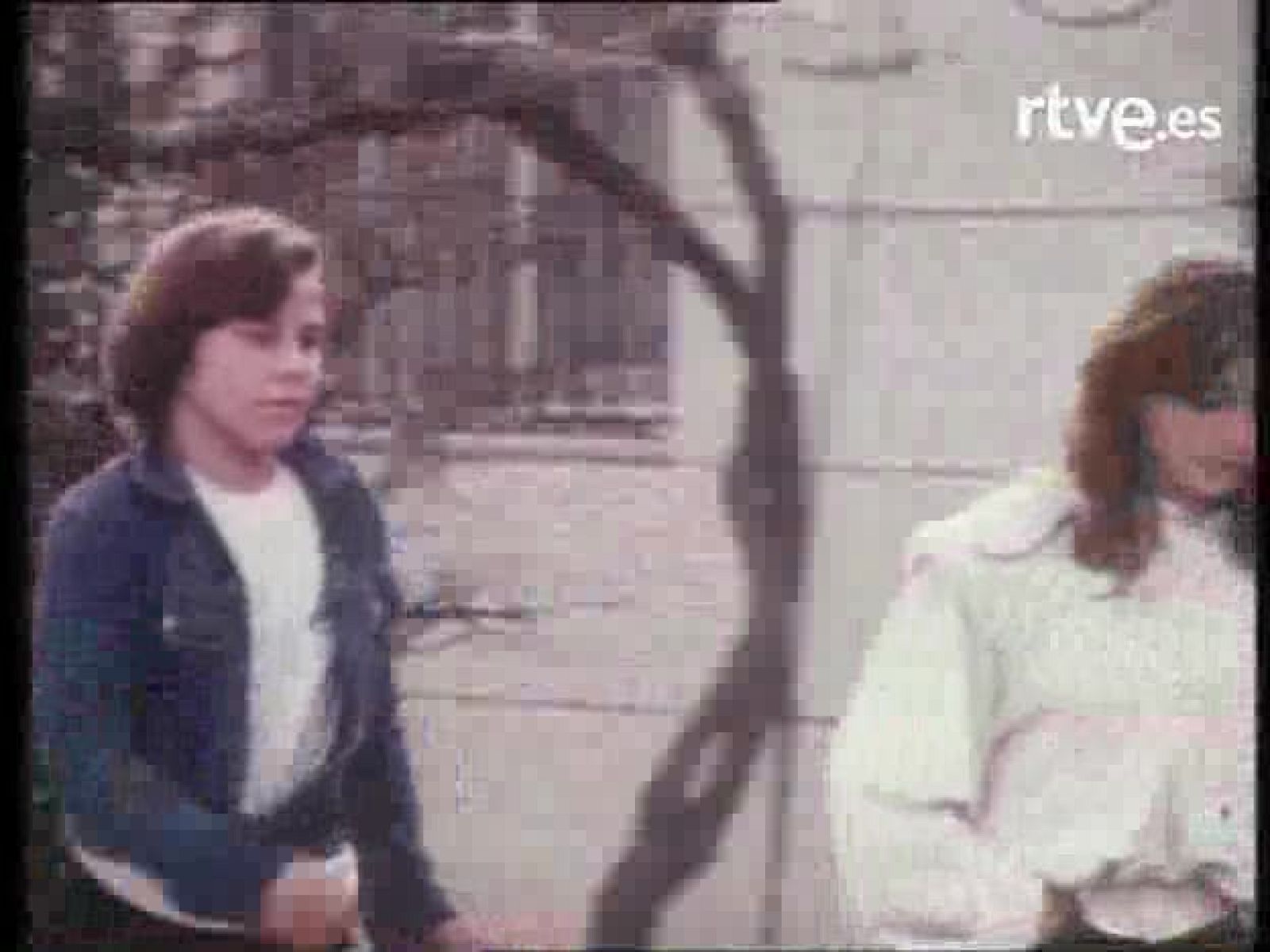 Bola de cristal - Acordes en espiral: Golpes Bajos 'Cena recalentada' | Ver