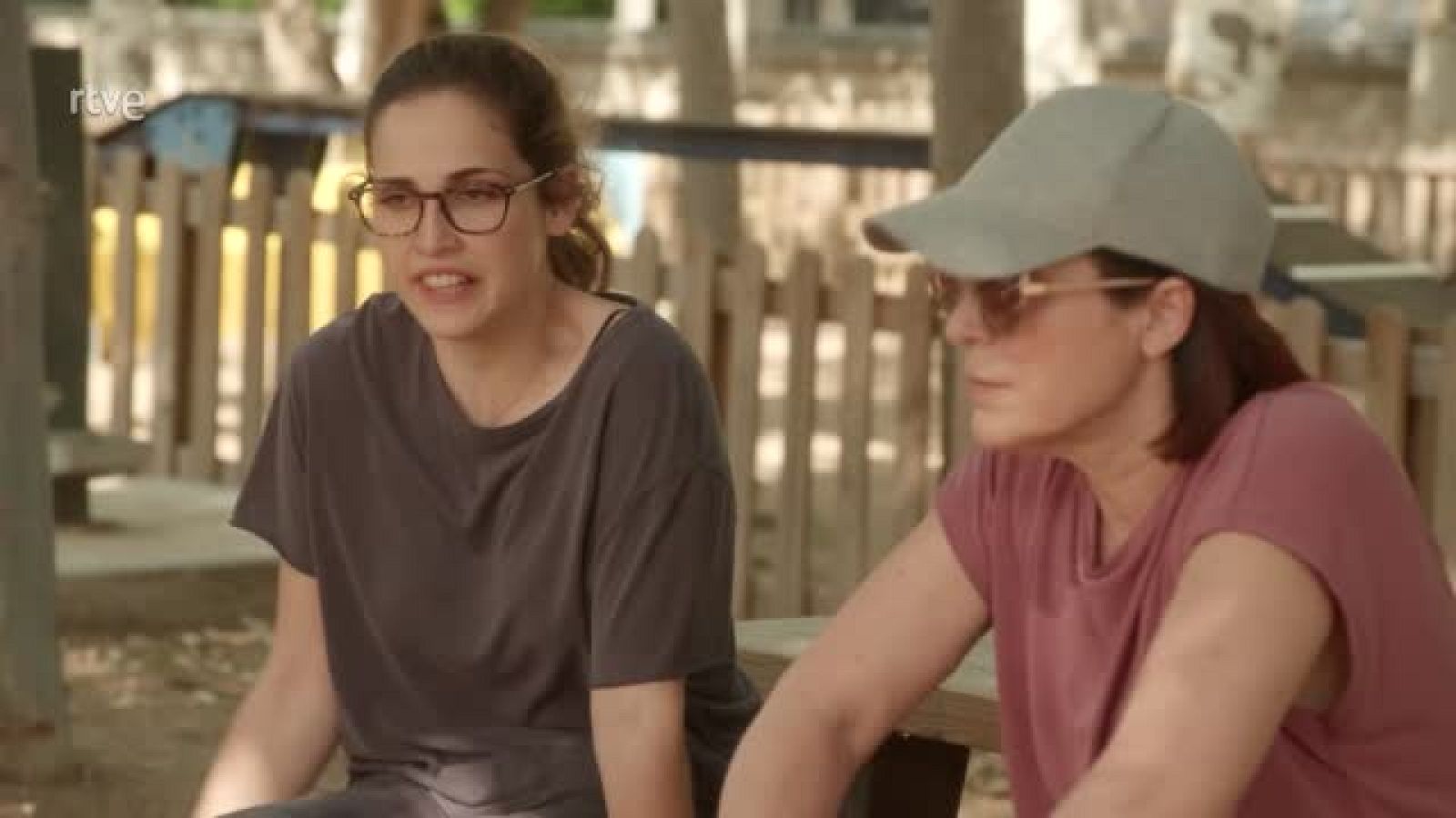 Dos Vidas: Los fans acosan a Julia en Robledillo - Dos vidas | Ver