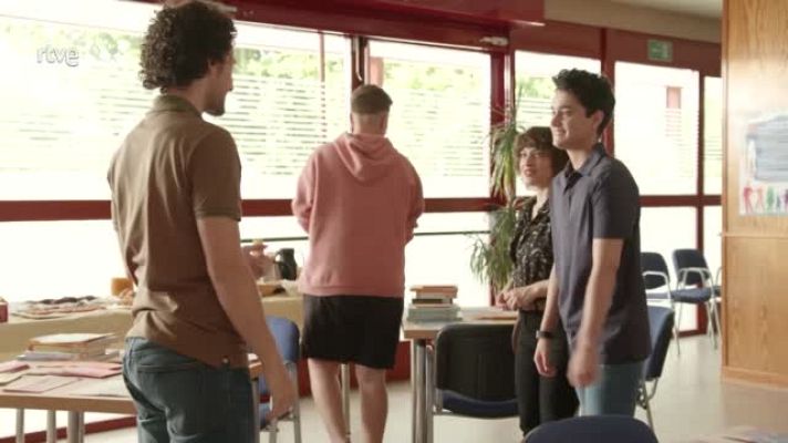 Dos vidas - Dos Vidas: Elena acompaña a Dani a la asociación trans