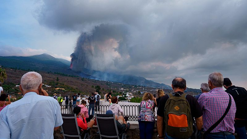 Evacuados por el volcán de La Palma: "Por la noche es un espectáculo, pero por el día es una tragedia"