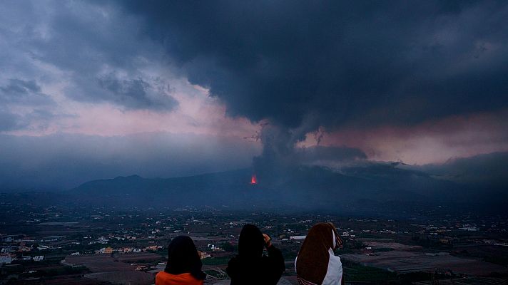 Telediario Matinal - La lava ralentiza su avance hacia el mar en el tercer día de erupción del volcán de La Palma