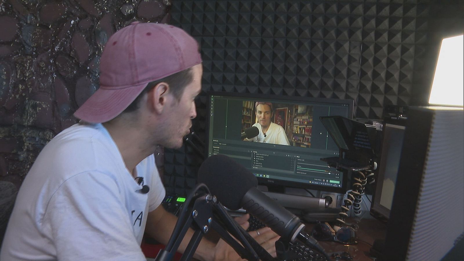 Youtuber amenazado por denunciar un chiringuito financiero - Comando Actualidad | Ver