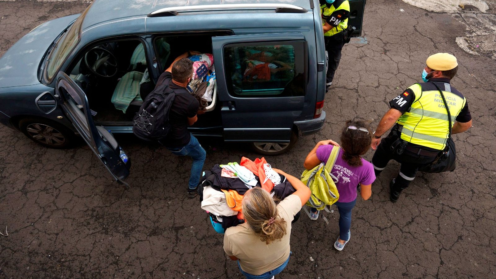Vecinos de Todoque recogen pertenencias de sus casas ante la amenaza del volcán de La Palma