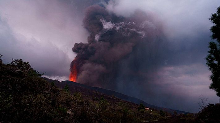 Telediario 1 - El volcán de La Palma se encuentra en una fase más explosiva y expulsa lava con intensidad