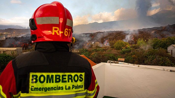 Telediario 2 - Los bomberos de La Palma intentan reconducir la lava hacia un barranco cercano