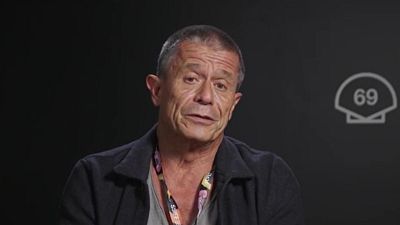 Emmanuel Carrere dirige 'En un muelle de Normandia', un retrato de la precariedad laboral