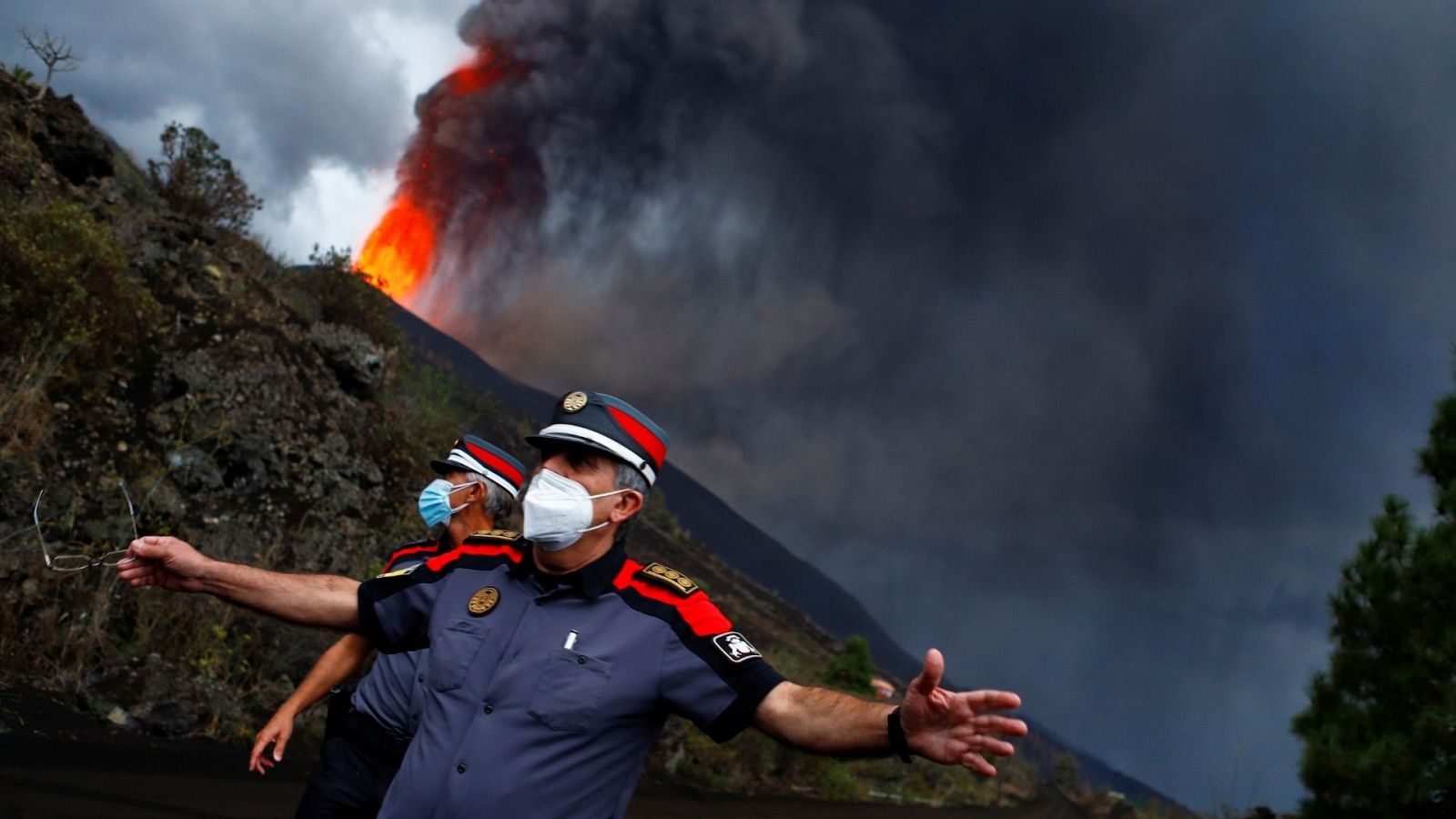 Los vecinos de La Palma desalojados: "Pudimos salir con lo puesto" - La hora de La 1 | Ver