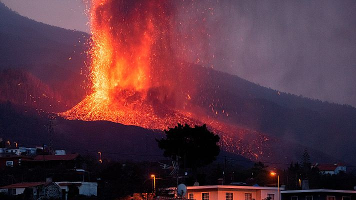 Telediario 1 - La lava del volcán de La Palma avanza muy lentamente en el quinto día de erupción