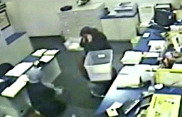  - Entra a robar...y acaba rezando