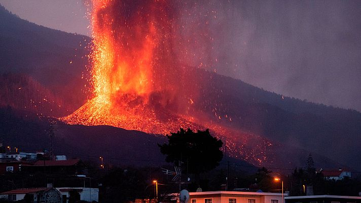 Telediario 2 - Los frentes de lava miden 12 metros de altura y ocupan ya 166 hectáreas
