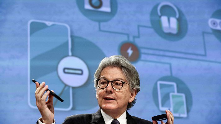 Telediario 2 - Bruselas propone un cargador universal para todos los móviles, tabletas o auriculares