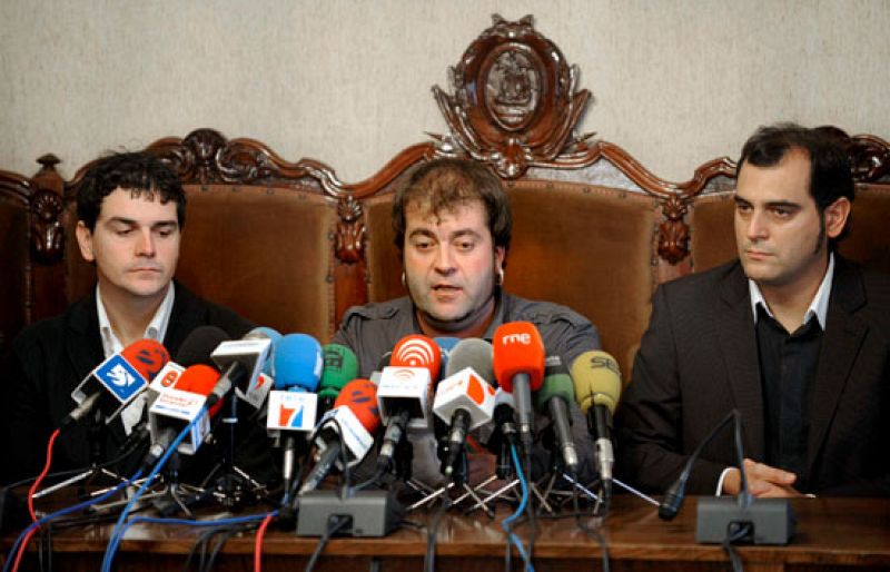 El alcalde de Bermeo muestra su apoyo a los secuestrados del Alakrana