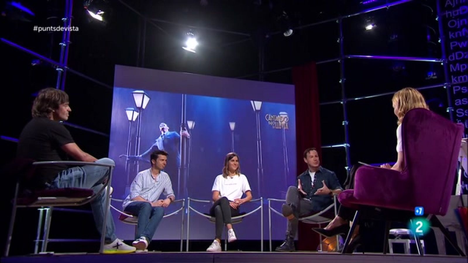 Tània Sarrias parla amb el director Manu Guix, i els tres intèrprets principals de 'Cantando bajo la Lluvia', Iván Labanda, Diana Roig i Ricky Mata