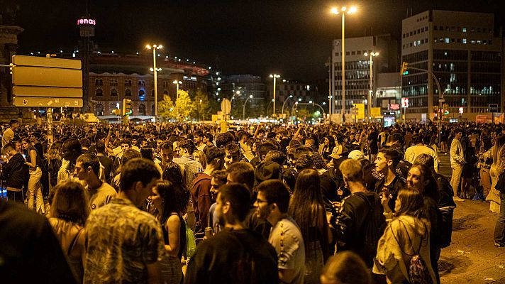 Informativo 24h - Un botellón de 40.000 jóvenes en Barcelona deriva en 20 detenciones y una posible agresión sexual