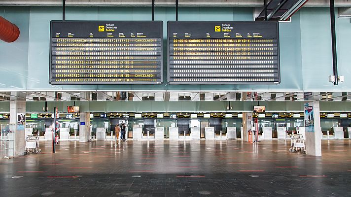 Telediario Fin de Semana - El Aeropuerto de La Palma, inoperativo por la acumulación de ceniza del volcán