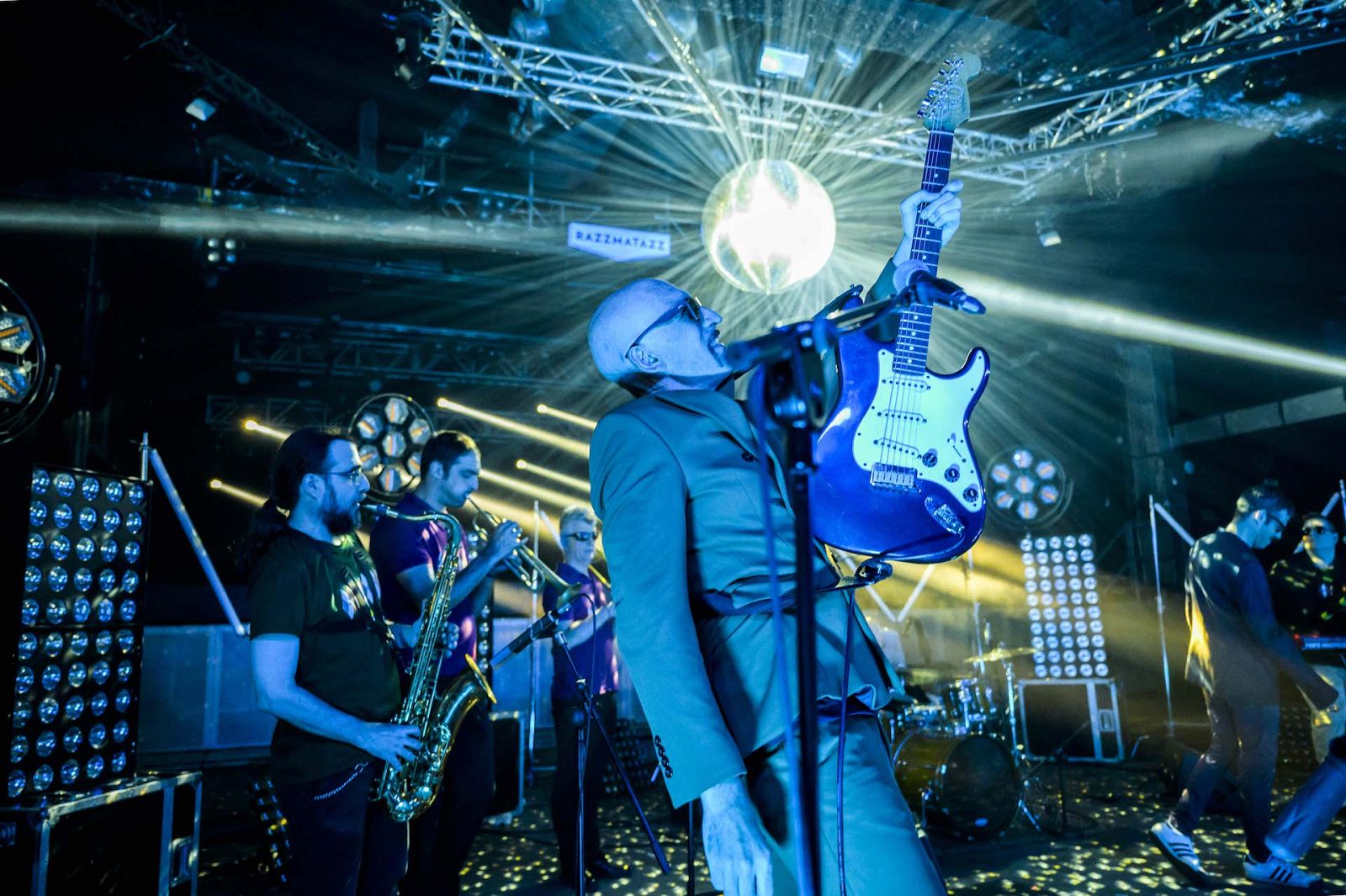 La Fundación Tony Manero interpreta Supersexygirl  per l'Efecte Collins