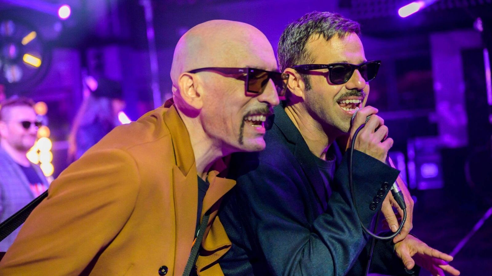 La Fundación Tony Manero interpreta Femme Fatale del seu darrer disc Disco para Adultos. Compte amb les relacions tòxiques!