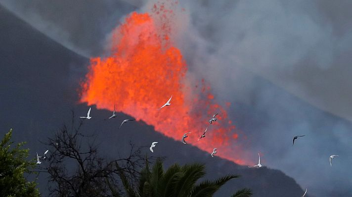 Telediario 1 - El volcán intensifica su carácter efusivo, generando más lava
