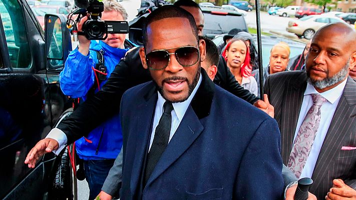 Telediario 1 - El cantante R.Kelly, culpable de reclutar y abusar sexualmente de jóvenes durante décadas