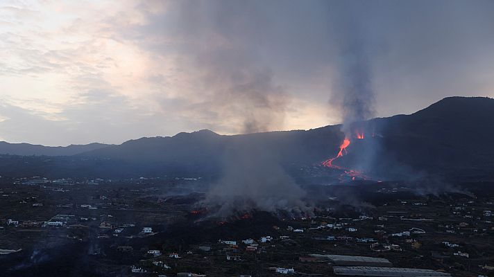 La tarde en 24h - El volcán experimenta una erupción estromboliana y otra hawaiana al mismo tiempo
