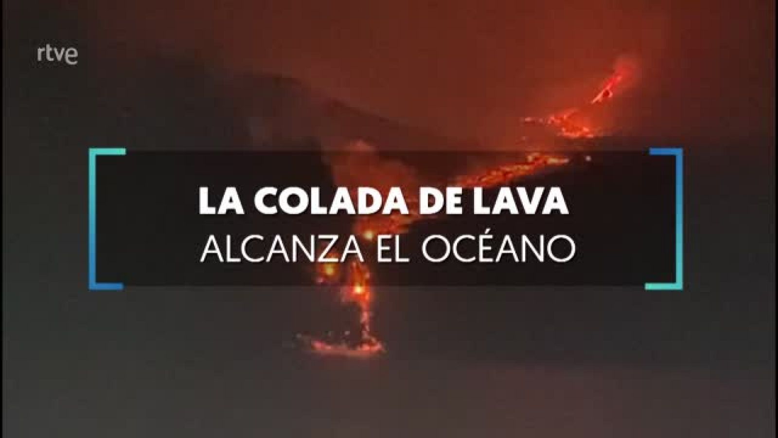 Así se ha visto la cascada de lava y magma caer al agua
