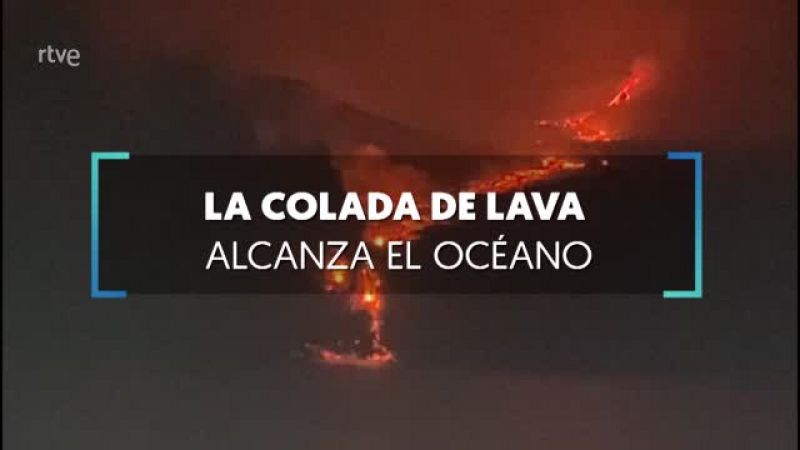 Así se ha visto la cascada de lava y magma caer al agua