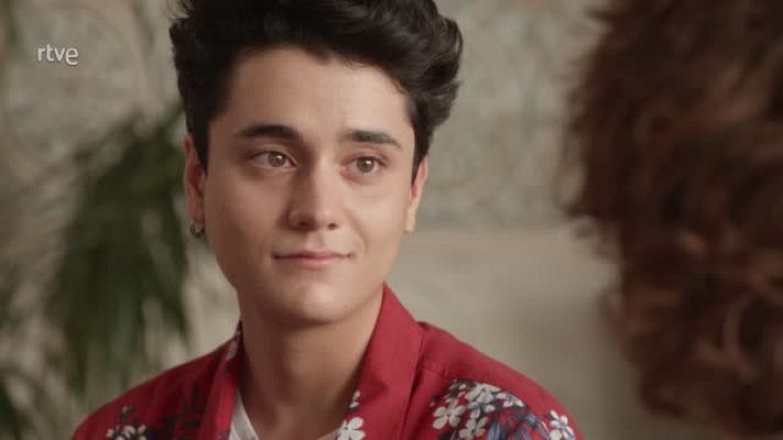 Dos vidas - Dos Vidas: Elena abre su corazón en la asociación trans