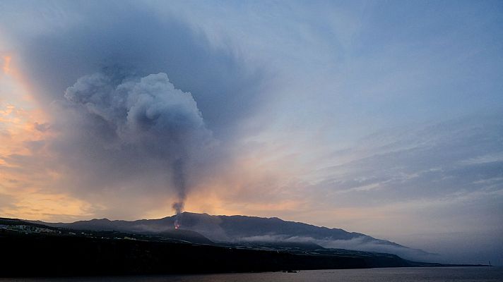 Telediario 1 - La lava invade el mar y provoca gases que no son peligrosos