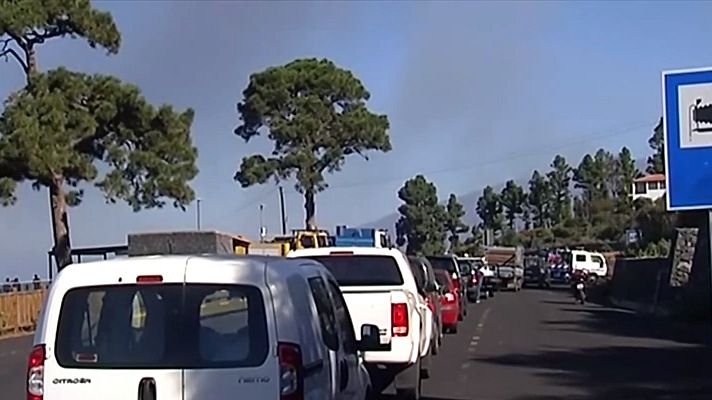 Telediario 1 - La lava corta la conexión norte-sur de La Palma