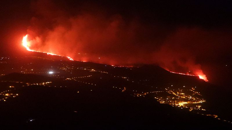 La lava del volcán de La Palma alcanza el mar