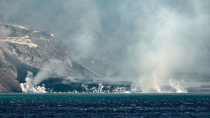 Telediario 2 - Recomiendan cerrar puertas y ventanas en la zona próxima a donde la lava ha hecho contacto con el mar