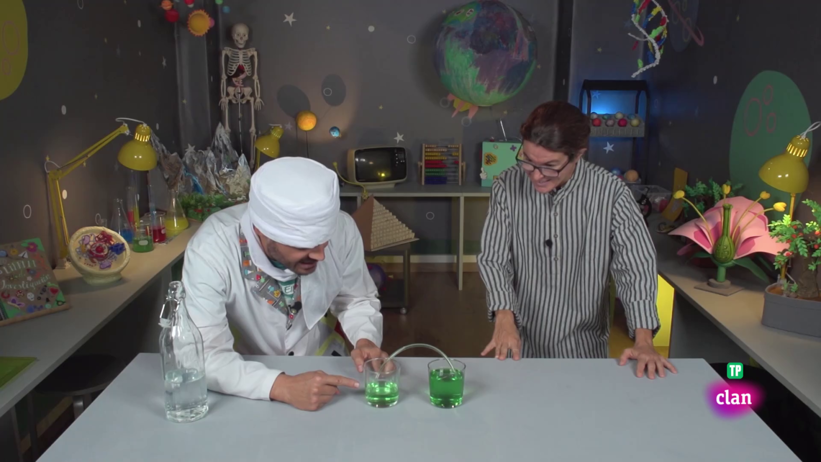 Aprendemos en Clan - RETO - Experimento con canales de agua - RTVE.es - Aprendemos en Clan | Ver