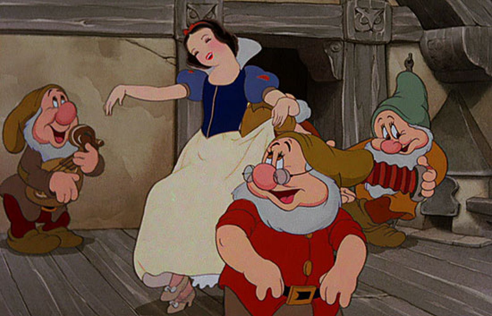 Hace más de 70 años que Blancanieves mordió la manzana envenenada en el cine | Ver