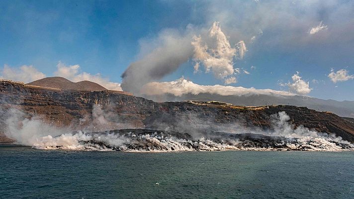 Telediario 2 - La isla de lava creada por el volcán en el mar crece más rápido de lo previsto