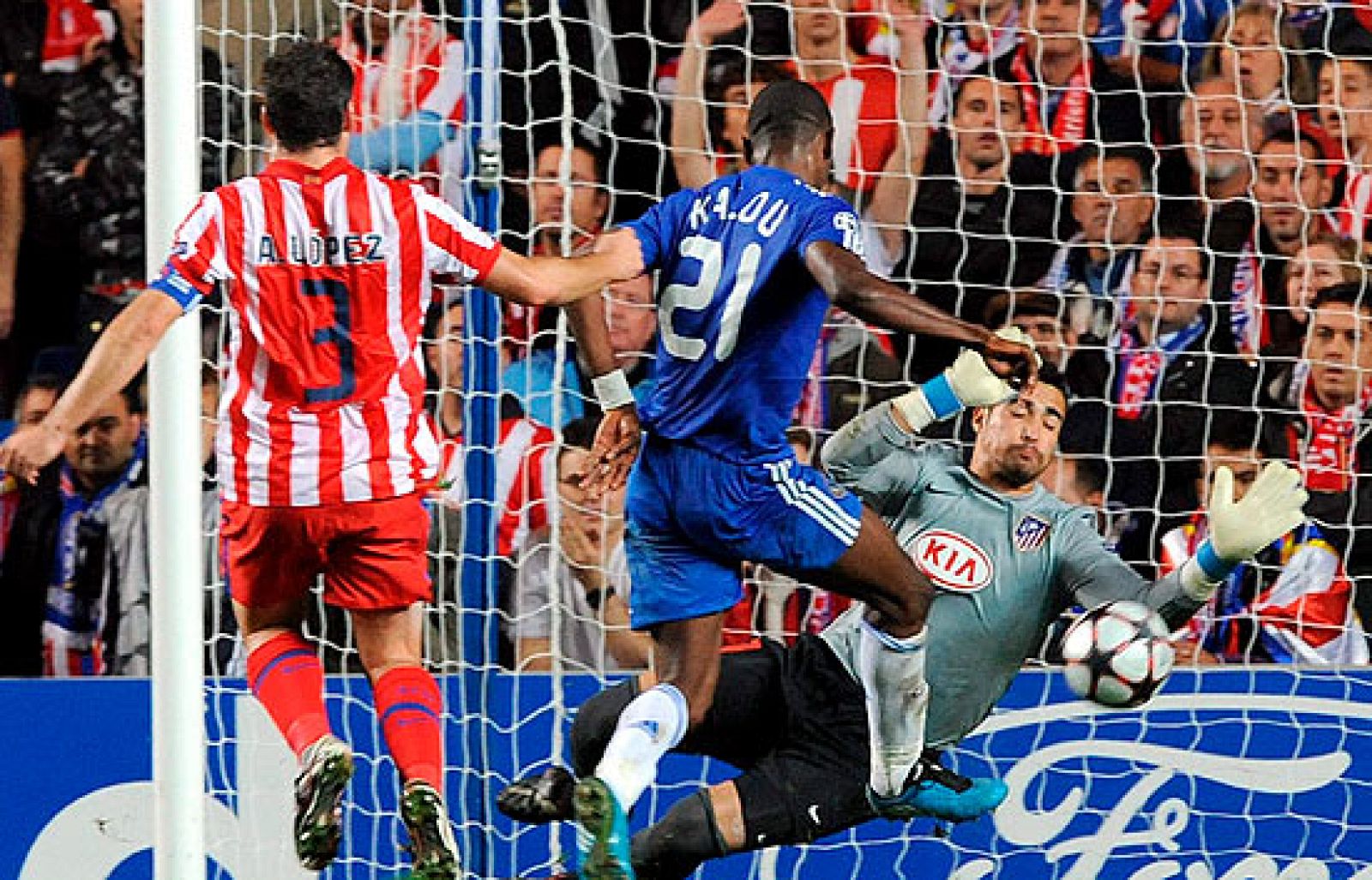 La tercera jornada de Champions League se ha saldado con tres derrotas de los cuatro equipos españoles que la disputan. Sólo ha ganado el Sevilla.