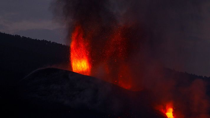 Informativo 24h - Una explosión en el cono principal del volcán de La Palma sorprende a tres vulcanólogos