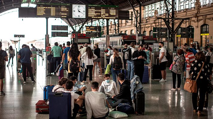 Telediario 1 - El segundo día de la huelga de maquinistas de Renfe complica la movilidad en las grandes ciudades