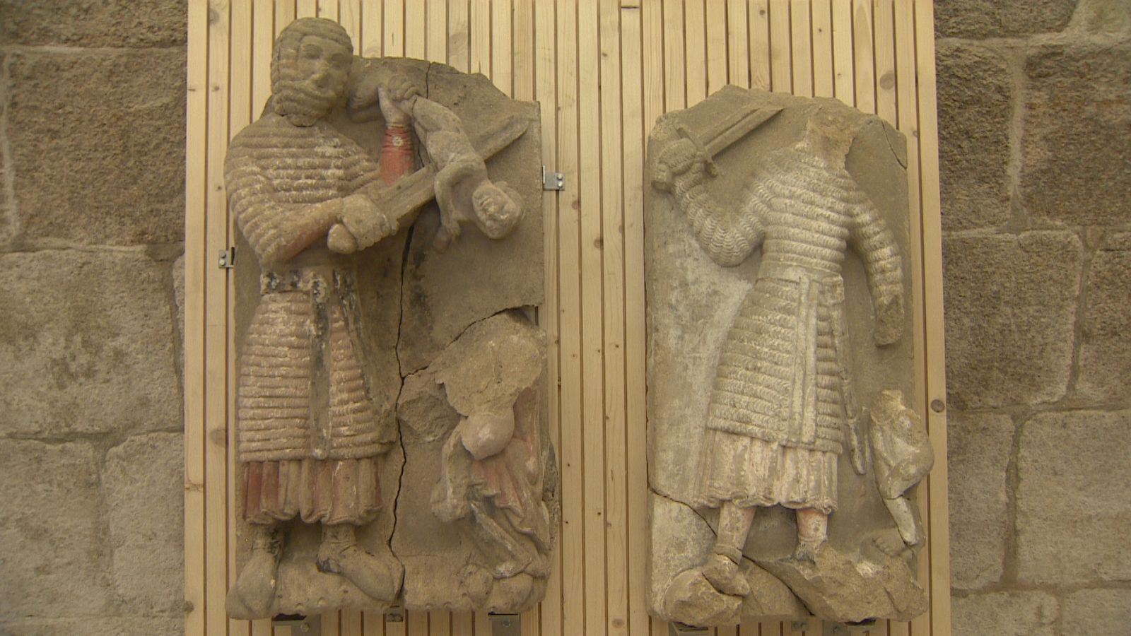 Descobren 30 esculturas na catedral