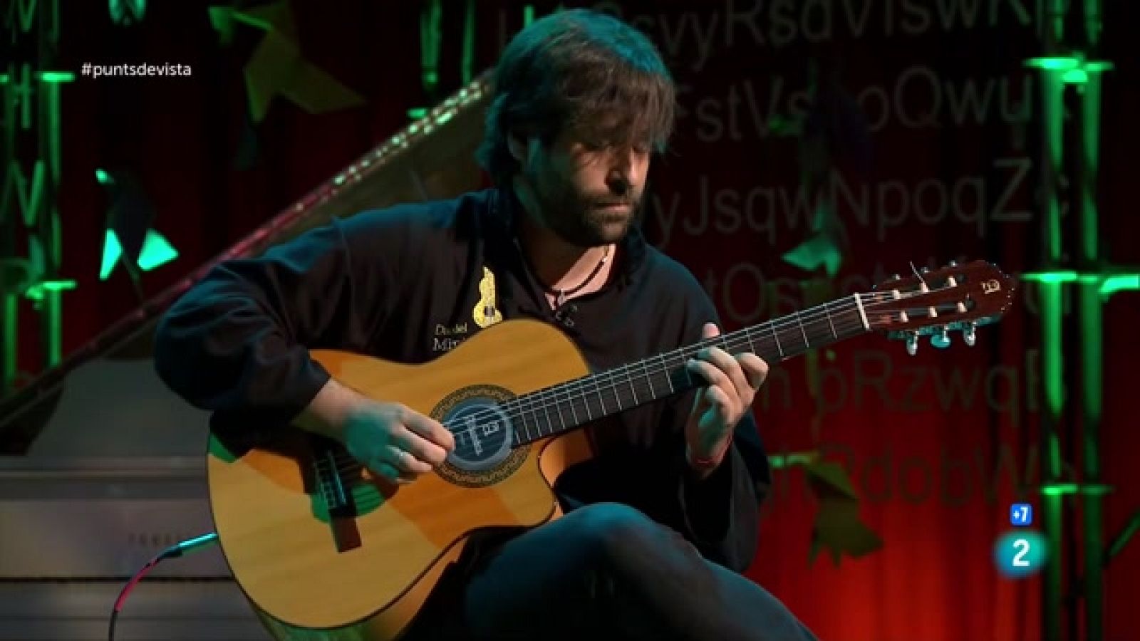 A plató tenim l'actuació del guitarrista i compositor Daniel Minimalia, guanyador del Grammy Llatí al millor disc instrumental per 'Terra'.