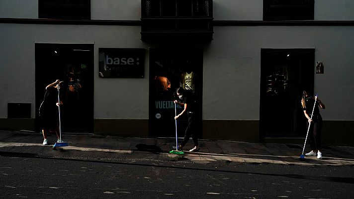 Telediario 2 - Las autoridades insisten en que se limpie la ceniza del volcán de La Palma, sobre todo, de cubiertas y tejados