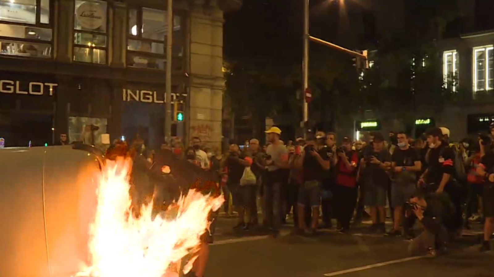 Cuatro menores detenidos y tres mossos heridos leves tras la marcha del 1-O en Barcelona | Ver