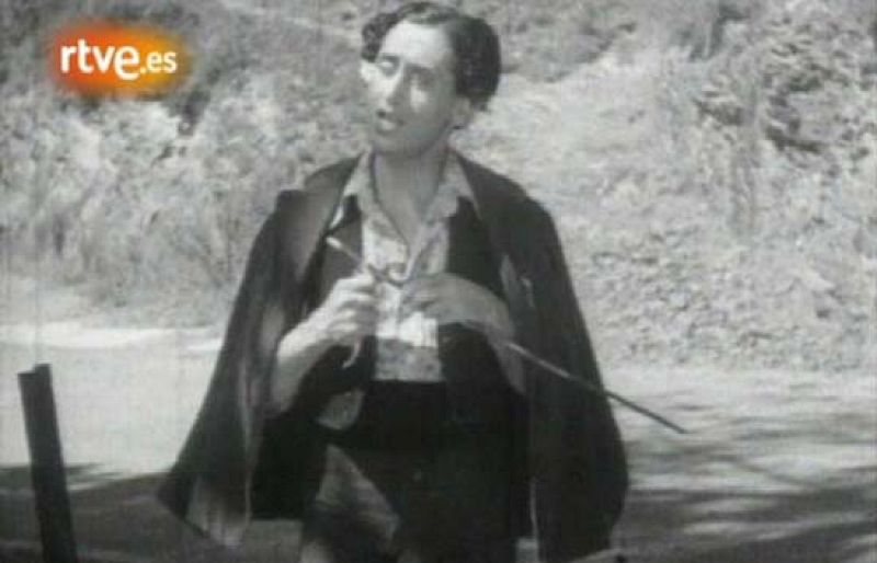 Reportaje sobre la vida del célebre tonadillero Miguel de Molina.