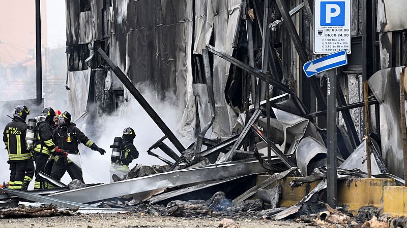 Mueren ocho personas al estrellarse un avión contra un edificio cerca de Milán